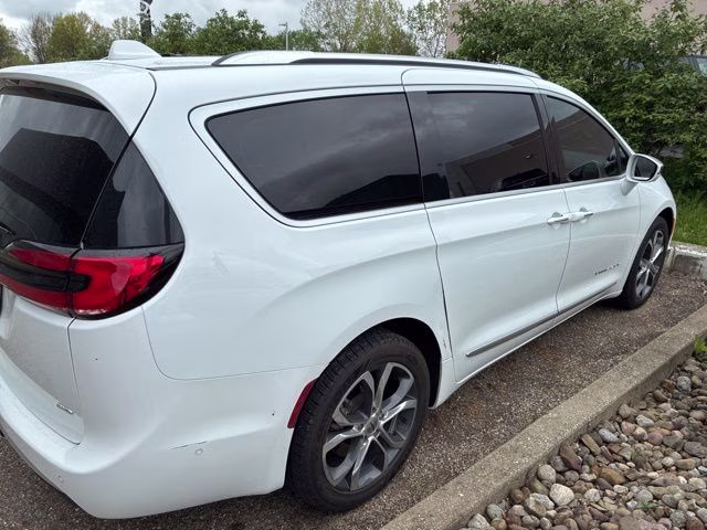 2022 Bright White Clearcoat Chrysler Pacifica Pinnacle AWD Van