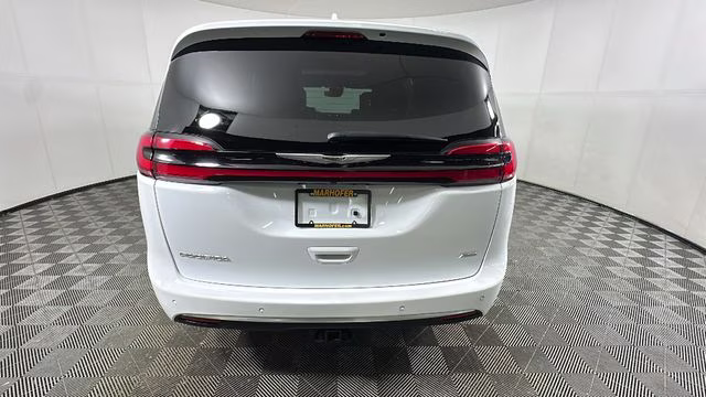 2022 Bright White Clearcoat Chrysler Pacifica Pinnacle AWD Van