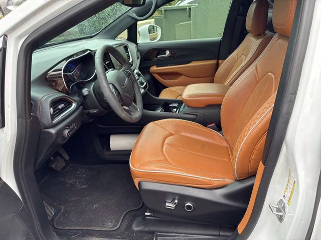 2022 Bright White Clearcoat Chrysler Pacifica Pinnacle AWD Van