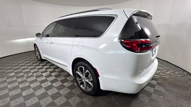 2022 Bright White Clearcoat Chrysler Pacifica Pinnacle AWD Van