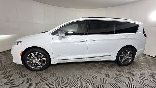 2022 Bright White Clearcoat Chrysler Pacifica Pinnacle AWD Van