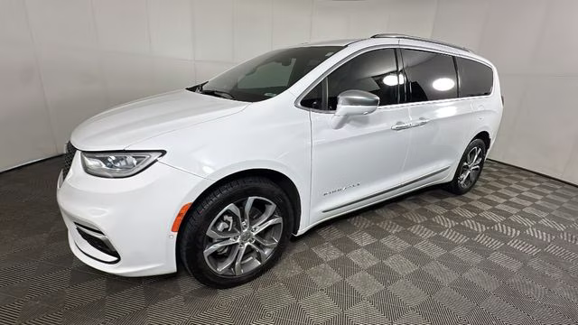2022 Bright White Clearcoat Chrysler Pacifica Pinnacle AWD Van