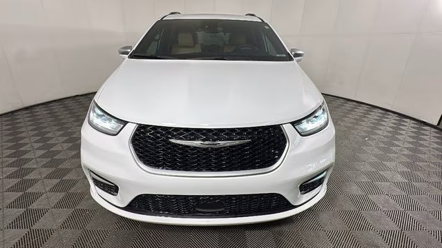 2022 Bright White Clearcoat Chrysler Pacifica Pinnacle AWD Van