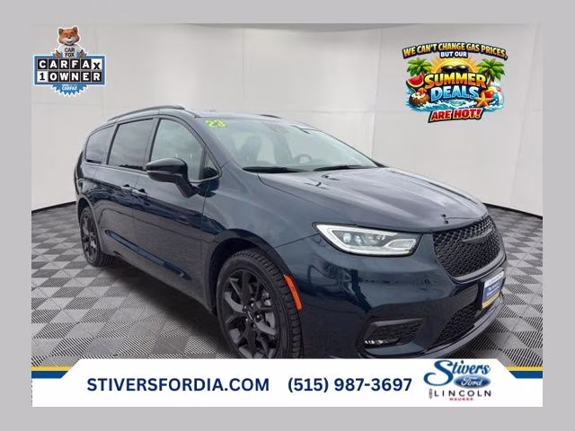 2023 Chrysler Pacifica Limited AWD's photo