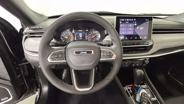 2024 Diamond Black Crystal Pearlcoat Jeep Compass Latitude 4X4 SUV