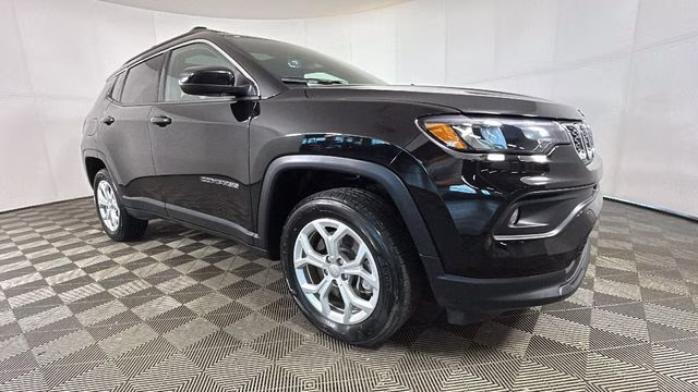2024 Diamond Black Crystal Pearlcoat Jeep Compass Latitude 4X4 SUV