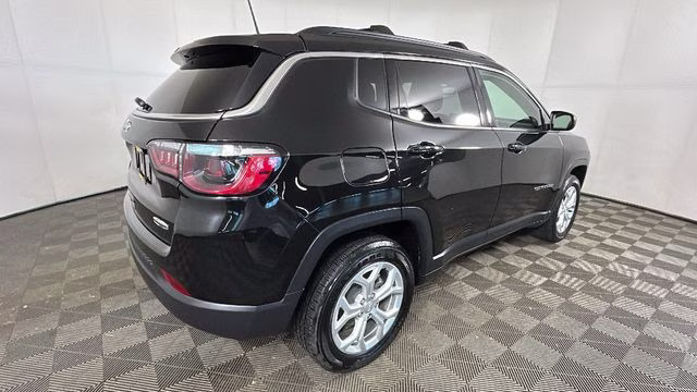 2024 Diamond Black Crystal Pearlcoat Jeep Compass Latitude 4X4 SUV
