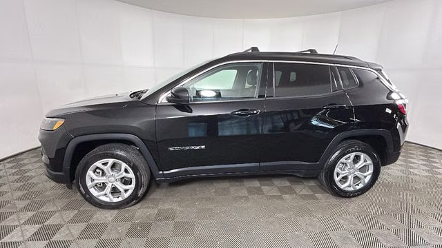 2024 Diamond Black Crystal Pearlcoat Jeep Compass Latitude 4X4 SUV