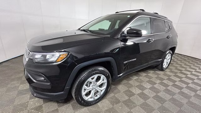 2024 Diamond Black Crystal Pearlcoat Jeep Compass Latitude 4X4 SUV