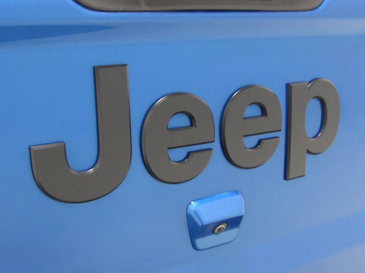 2023 Hydro Blue Pearlcoat Jeep Gladiator Willys 4X4 Truck