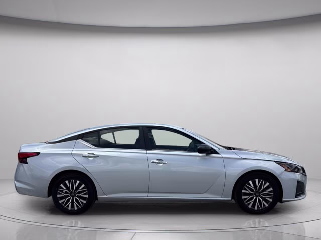 2024 Brilliant Silver Metallic Nissan Altima 2.5 SV FWD Sedan