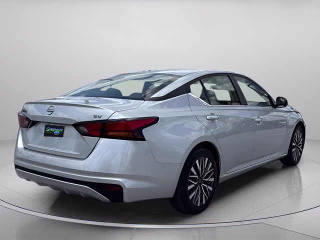 2024 Brilliant Silver Metallic Nissan Altima 2.5 SV FWD Sedan