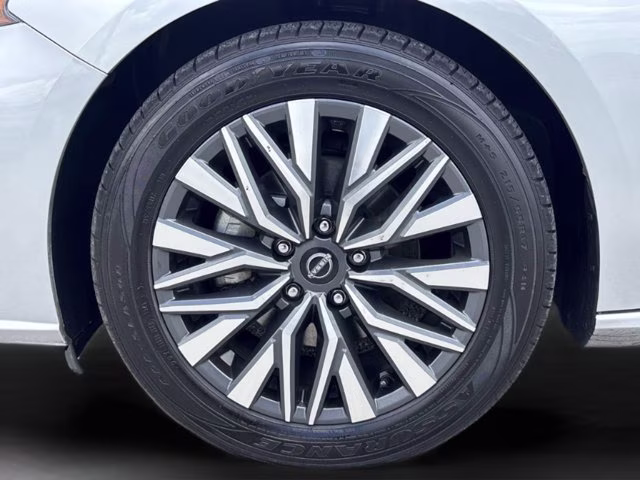 2024 Brilliant Silver Metallic Nissan Altima 2.5 SV FWD Sedan