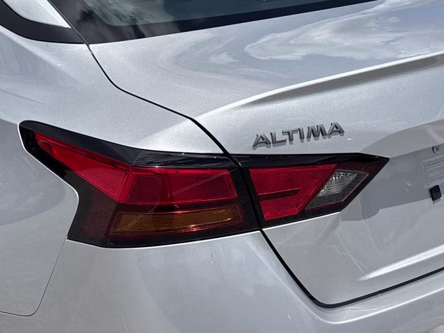 2024 Brilliant Silver Metallic Nissan Altima 2.5 SV FWD Sedan