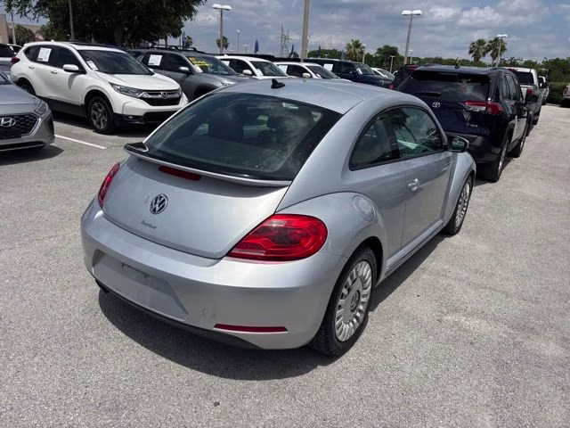 2016 Reflex Silver Metallic Volkswagen Beetle Coupe 1.8T SE FWD Hatchback