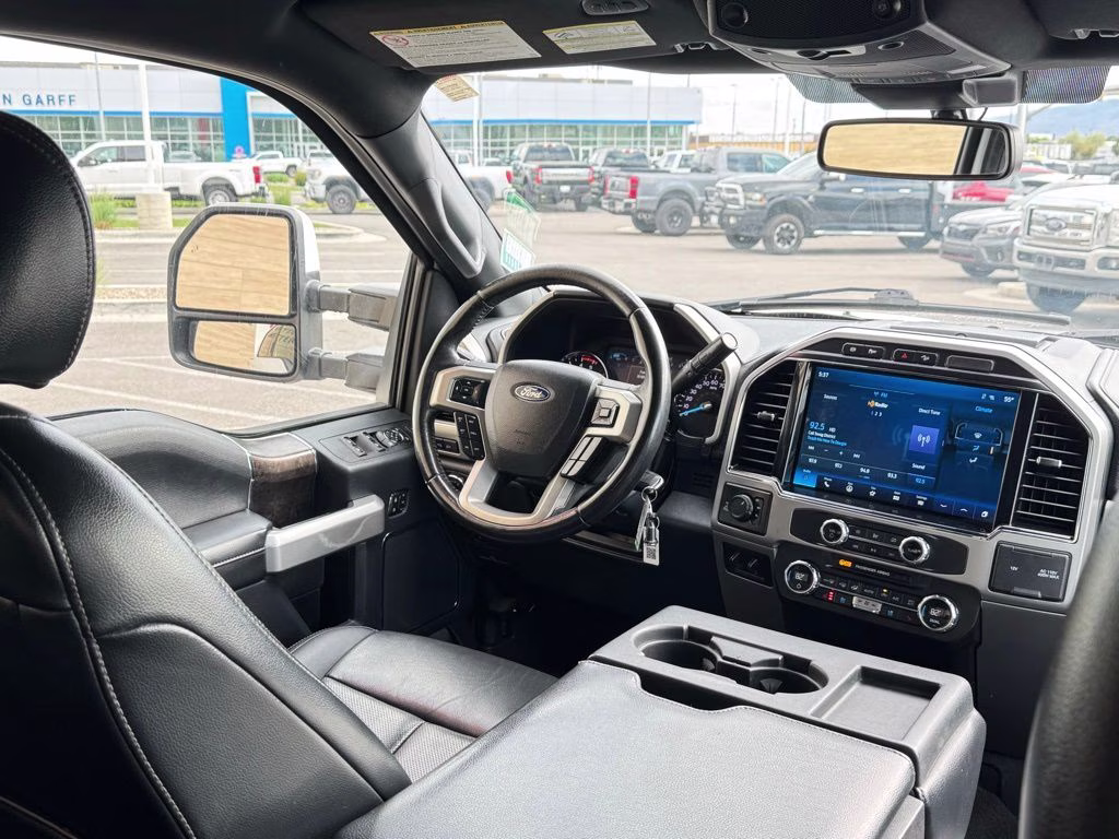 2022 White Ford Super Duty F-250 SRW Lariat 4X4 Truck