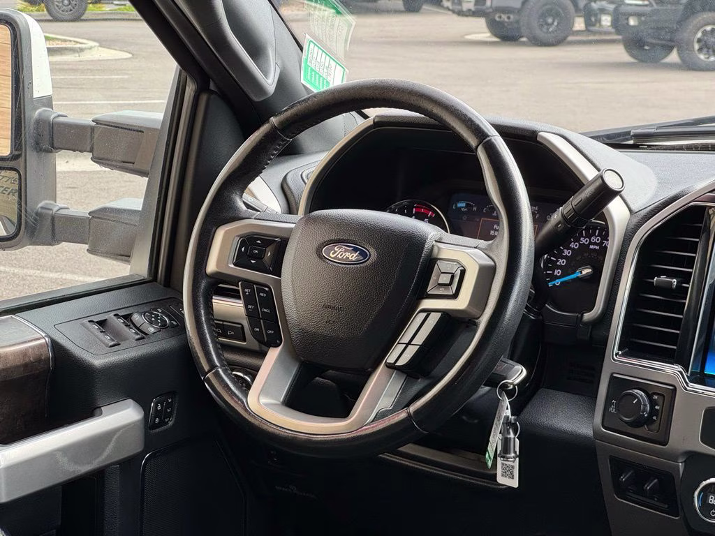 2022 White Ford Super Duty F-250 SRW Lariat 4X4 Truck