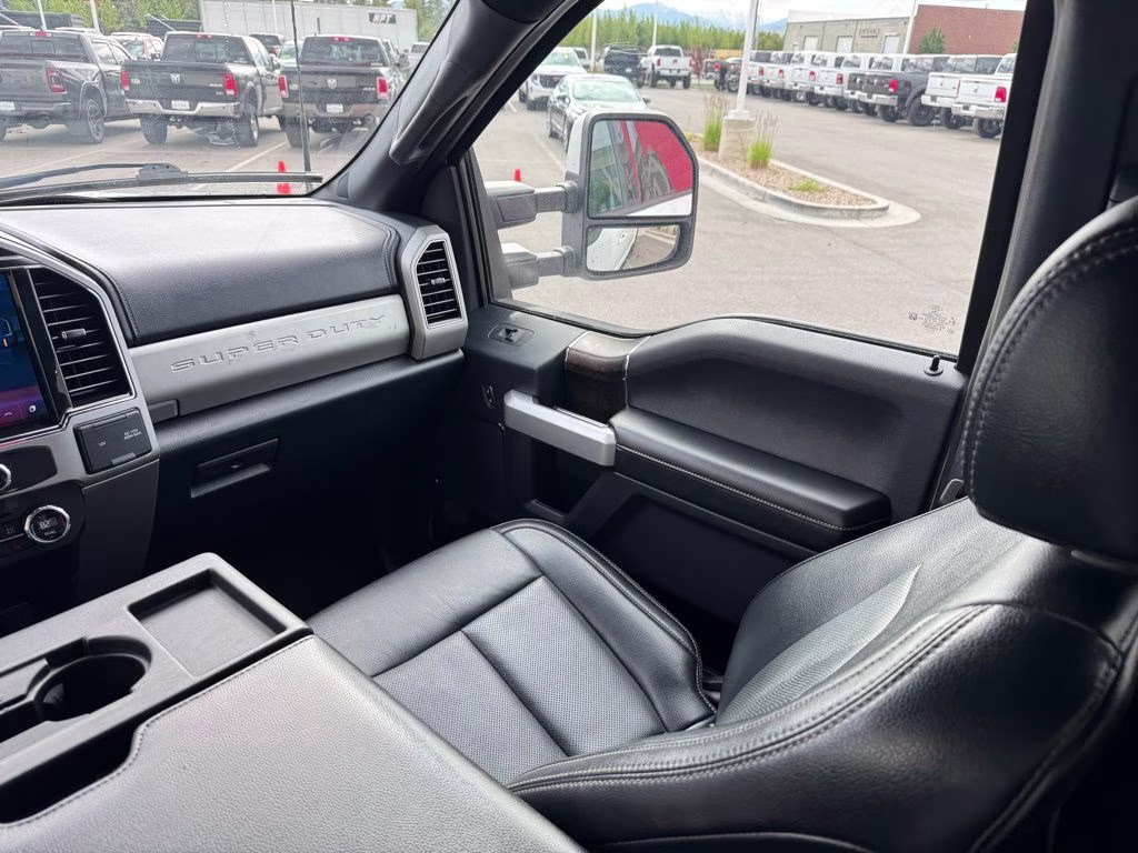 2022 White Ford Super Duty F-250 SRW Lariat 4X4 Truck