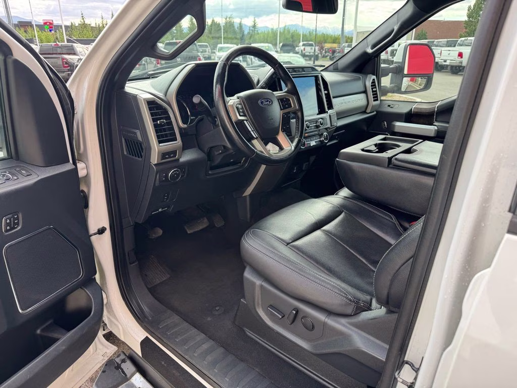 2022 White Ford Super Duty F-250 SRW Lariat 4X4 Truck