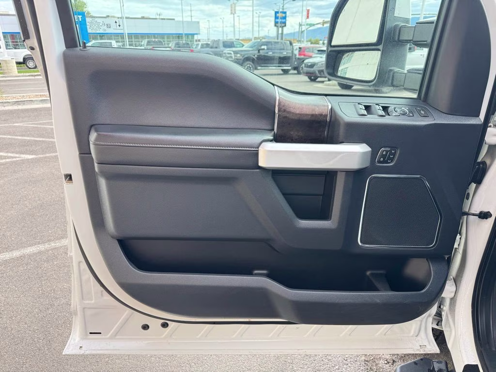 2022 White Ford Super Duty F-250 SRW Lariat 4X4 Truck