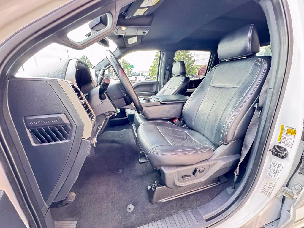 2022 White Ford Super Duty F-250 SRW Lariat 4X4 Truck