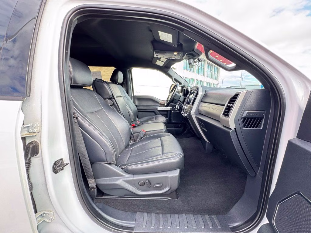 2022 White Ford Super Duty F-250 SRW Lariat 4X4 Truck