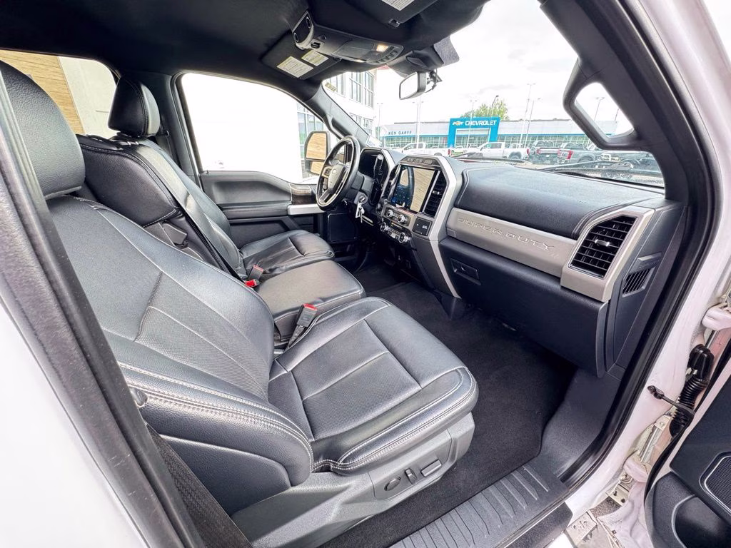 2022 White Ford Super Duty F-250 SRW Lariat 4X4 Truck