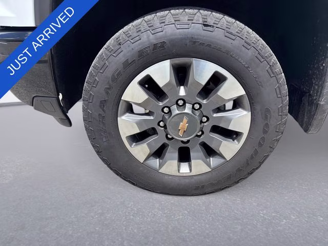 2024 Summit White Chevrolet Silverado 2500HD Custom 4X4 Truck