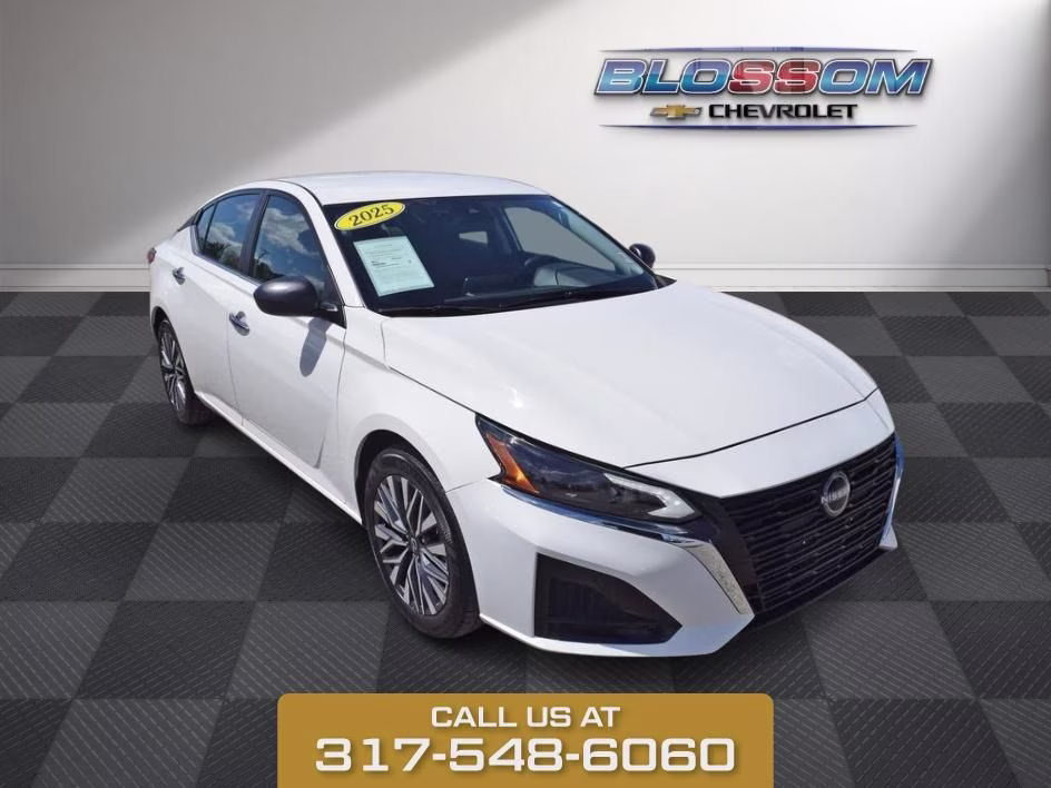 2025 Glacier White Nissan Altima 2.5 SV FWD Sedan