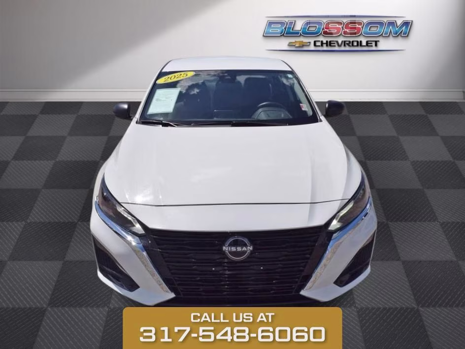 2025 Glacier White Nissan Altima 2.5 SV FWD Sedan