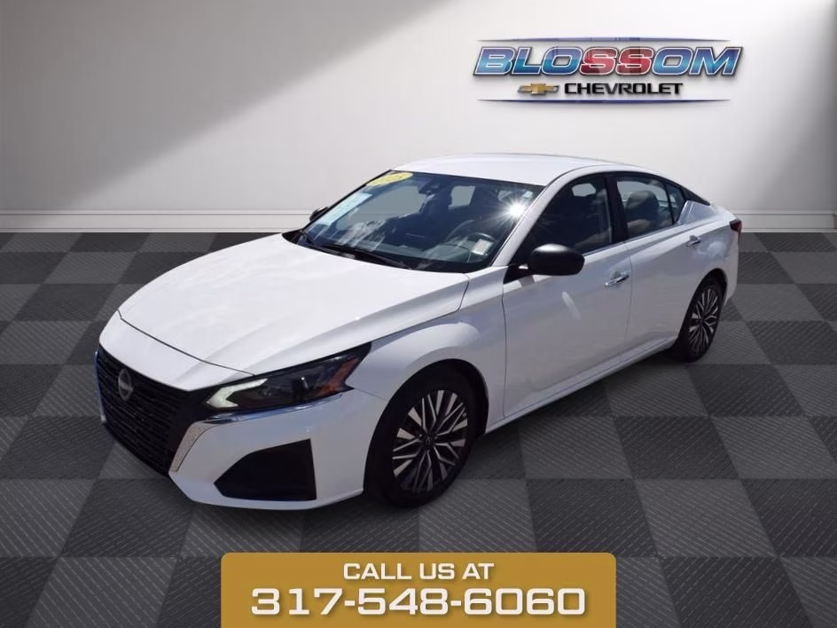 2025 Glacier White Nissan Altima 2.5 SV FWD Sedan