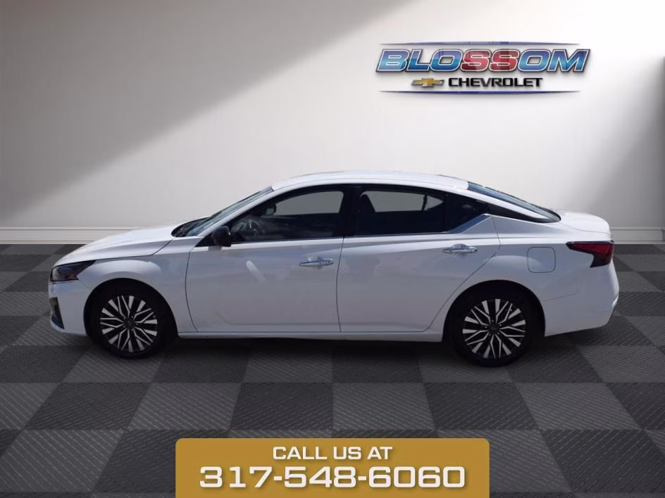 2025 Glacier White Nissan Altima 2.5 SV FWD Sedan
