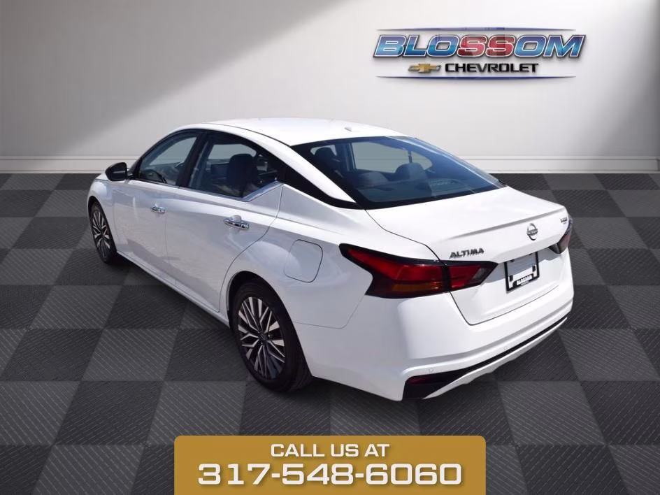 2025 Glacier White Nissan Altima 2.5 SV FWD Sedan