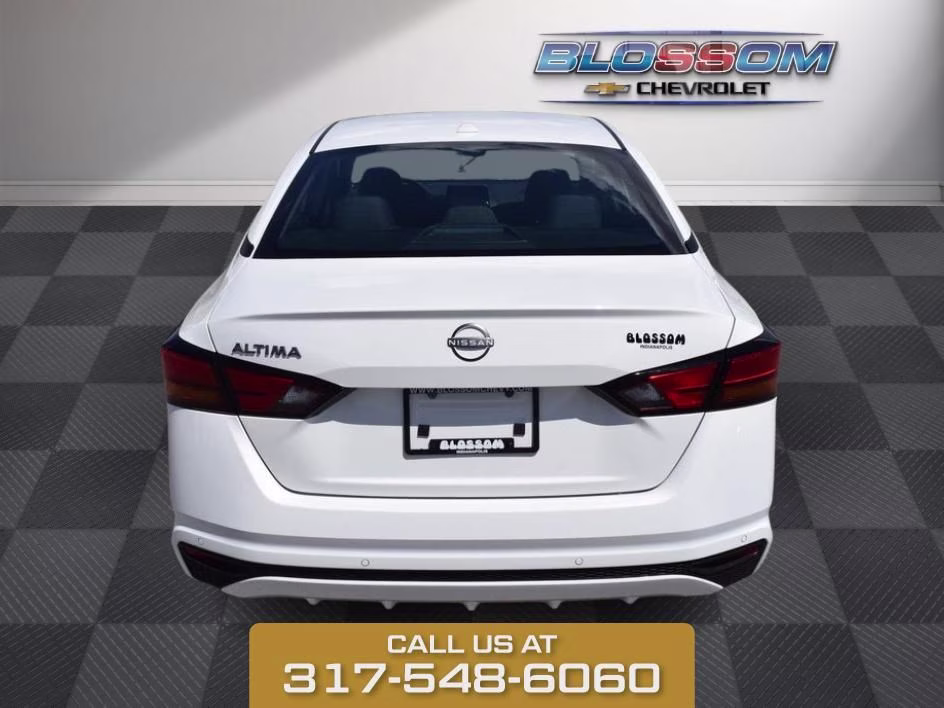 2025 Glacier White Nissan Altima 2.5 SV FWD Sedan