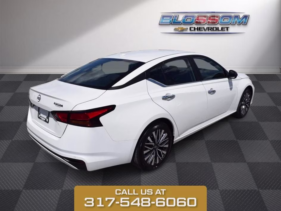 2025 Glacier White Nissan Altima 2.5 SV FWD Sedan