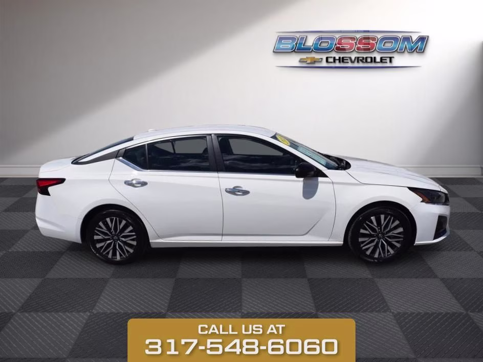 2025 Glacier White Nissan Altima 2.5 SV FWD Sedan