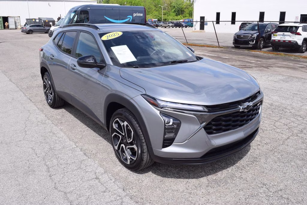 2025 Sterling Gray Metallic Chevrolet Trax 2RS FWD SUV
