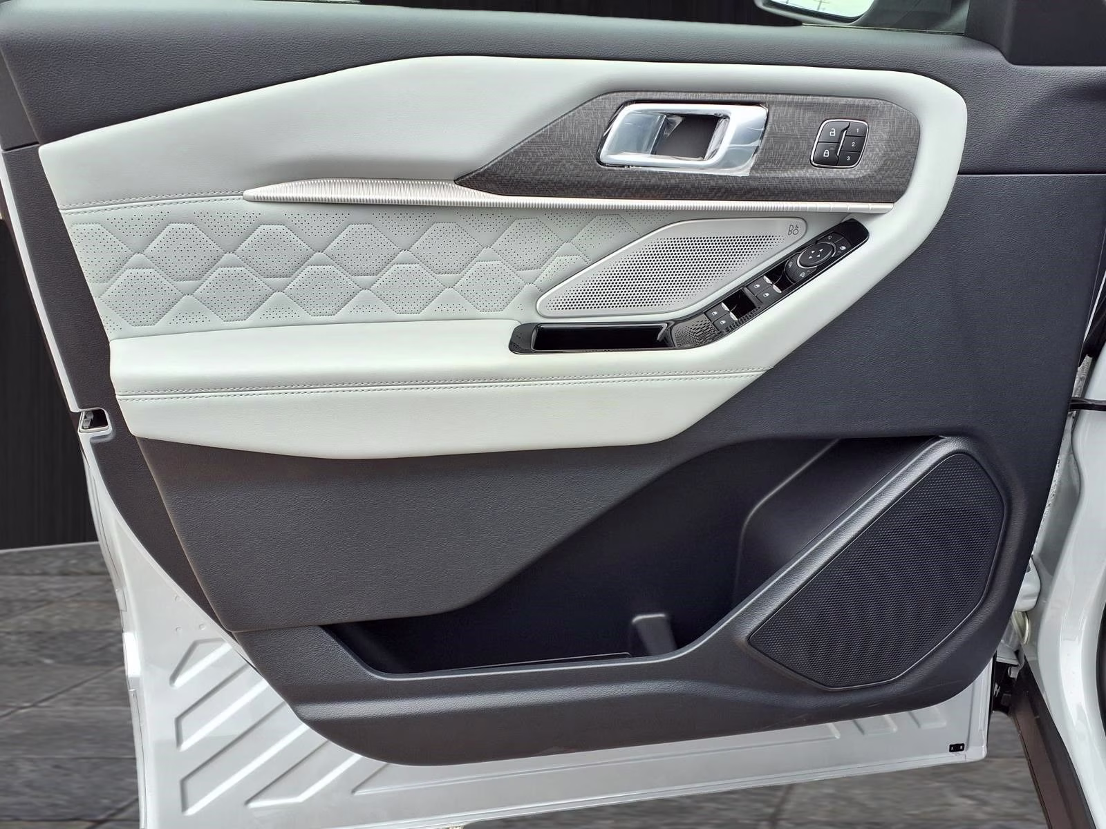 2026 White Ford Explorer Platinum 4X4 SUV