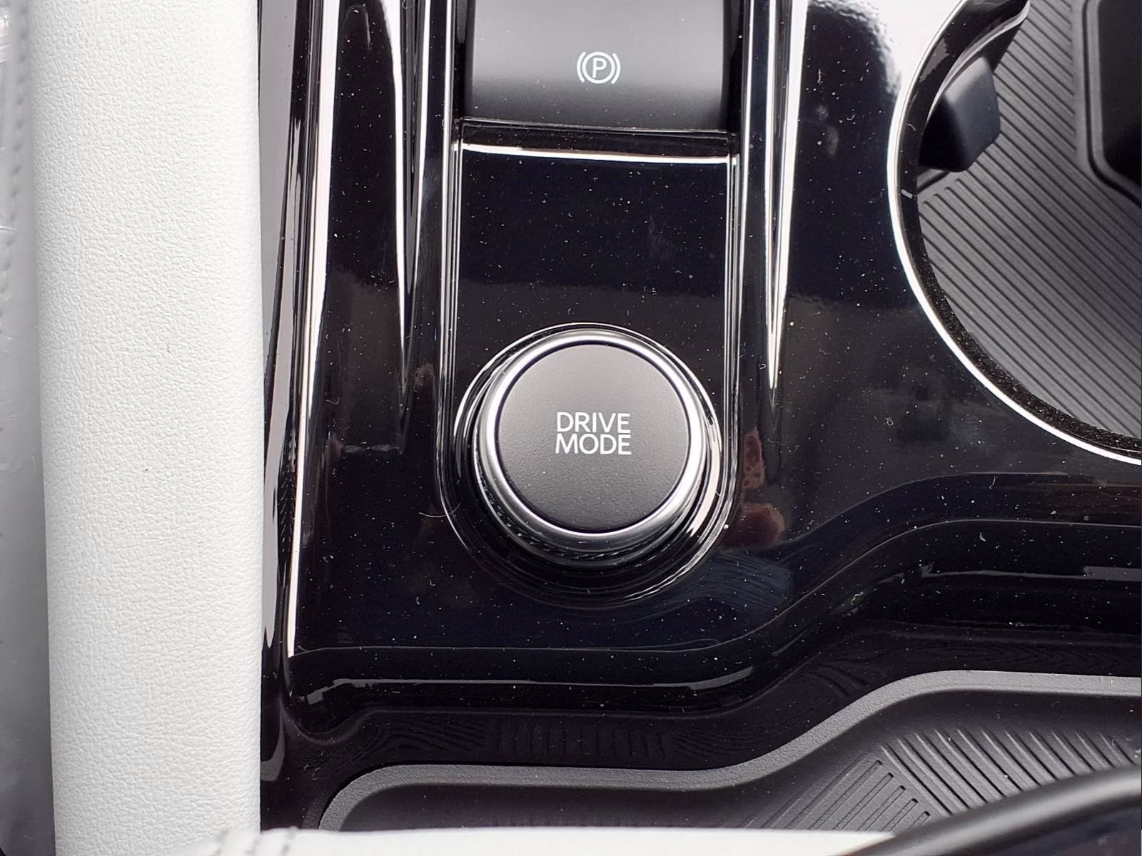 2026 White Ford Explorer Platinum 4X4 SUV