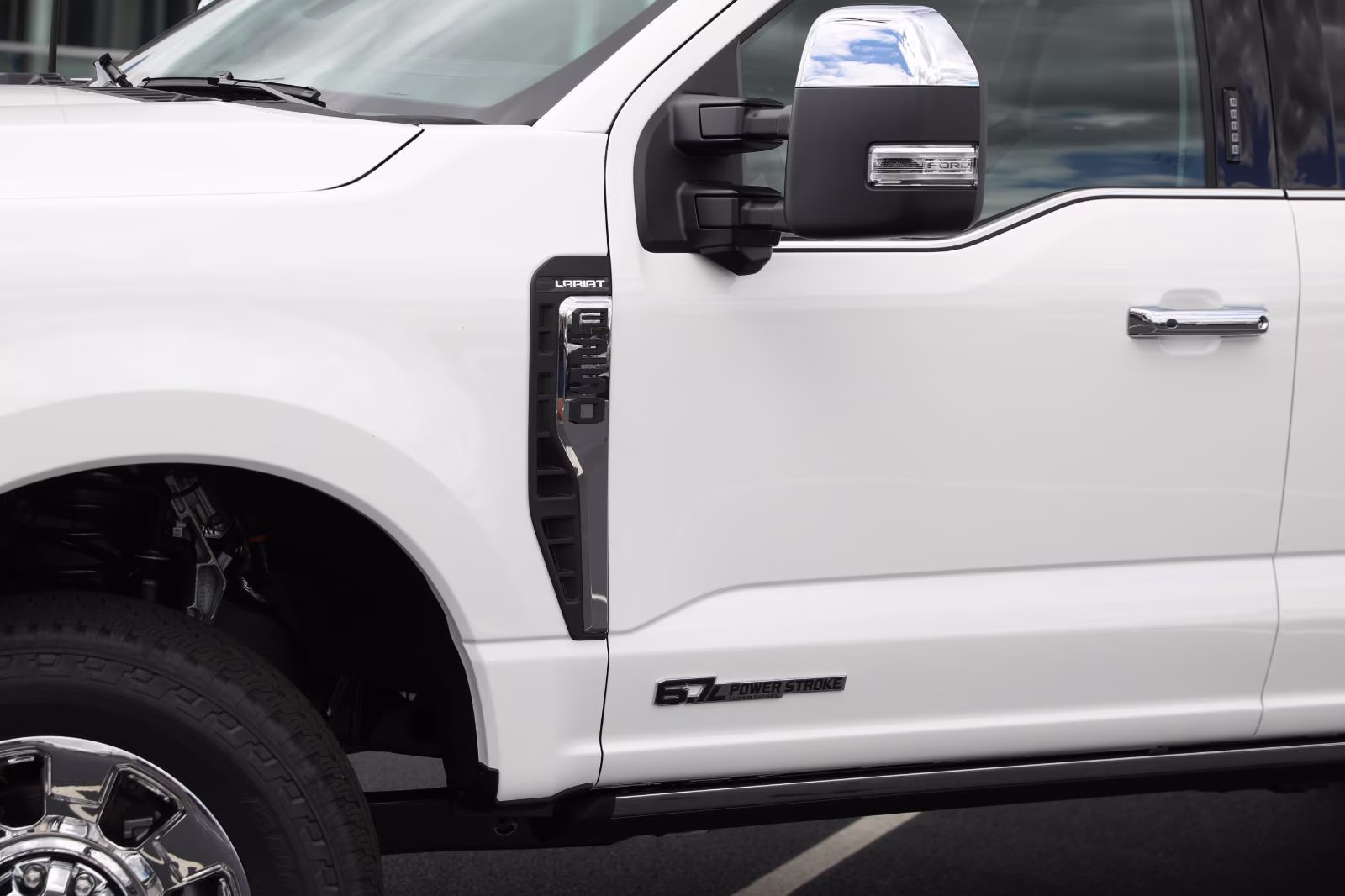 2026 Star White Metallic Tri-Coat Ford Super Duty F-250 SRW Lariat 4X4 Truck