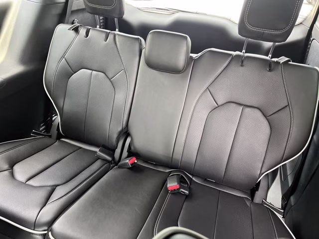 2027 Diamond Black Crystal Pearlcoat Chrysler Pacifica Limited FWD Van