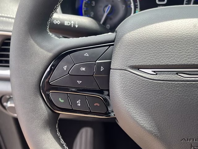 2027 Diamond Black Crystal Pearlcoat Chrysler Pacifica Limited FWD Van