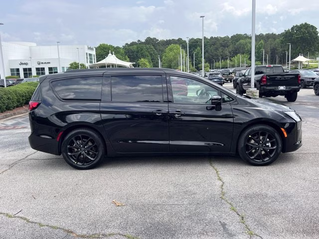 2027 Diamond Black Crystal Pearlcoat Chrysler Pacifica Limited FWD Van