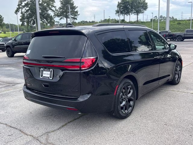 2027 Diamond Black Crystal Pearlcoat Chrysler Pacifica Limited FWD Van