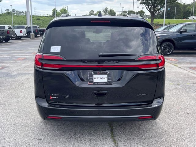 2027 Diamond Black Crystal Pearlcoat Chrysler Pacifica Limited FWD Van