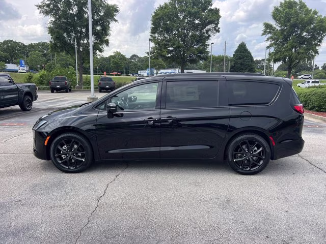 2027 Diamond Black Crystal Pearlcoat Chrysler Pacifica Limited FWD Van