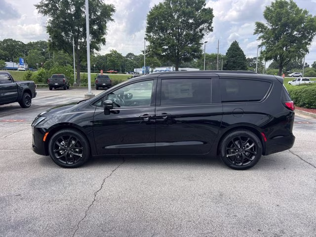 2027 Diamond Black Crystal Pearlcoat Chrysler Pacifica Limited FWD Van