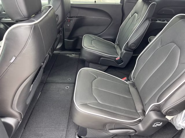 2027 Diamond Black Crystal Pearlcoat Chrysler Pacifica Limited FWD Van