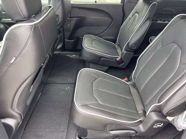 2027 Diamond Black Crystal Pearlcoat Chrysler Pacifica Limited FWD Van