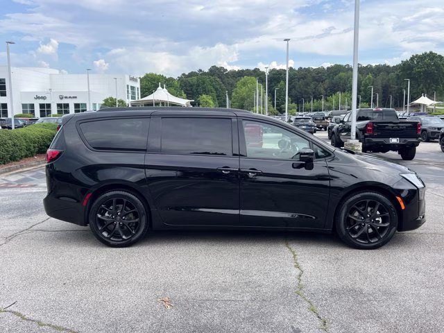 2027 Diamond Black Crystal Pearlcoat Chrysler Pacifica Limited FWD Van